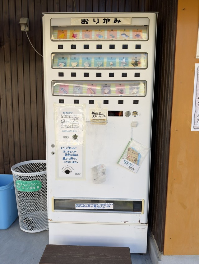 岡野商店の脇に設置された自販機／鞆（とも）さん（@henro0210）提供