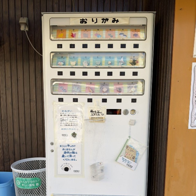 岡野商店の脇に設置された自販機／鞆（とも）さん（@henro0210）提供
