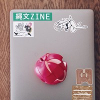 本物のりんごに近いサイズ感。アート作品のようにも見えます