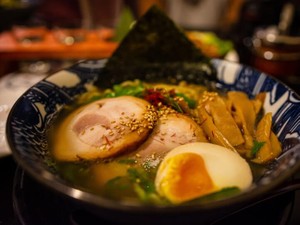 さっき別れたばかりの男女が、ラーメン餃子セットを一緒に食べる理由