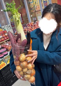 500円の詰め放題で手に入れた大量の野菜／naoさん（@n__tabelog）提供