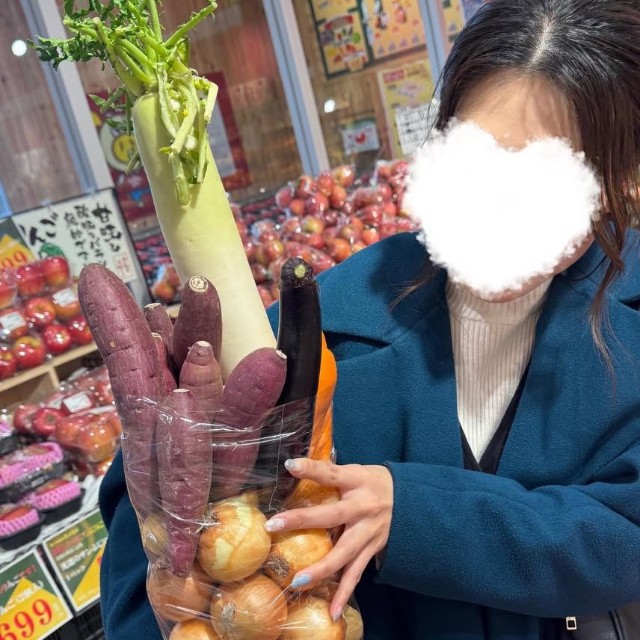 500円の詰め放題で手に入れた大量の野菜／naoさん（@n__tabelog）提供