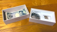 iPhoneの外箱が即売会でのお釣りケースに〝最適解〟だと話題　　綾崎巴さんXより（＠tomoe_Q）