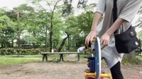 童心にかえって遊具で遊びはじめます――。 ※人生いちかパチかさんのX動画より抜粋