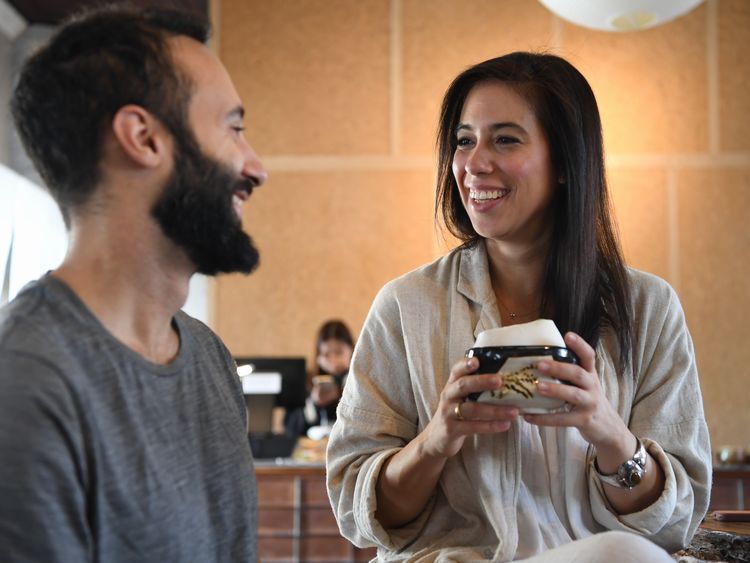 スペイン出身のアドリアナさん（右）と、同郷のセサルさんは一緒に働きながら旅する生活を送っている