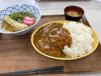 390円の社食。カレーライス、うどん、味噌汁と大満足なメニューが話題／ちゃんくさん（@Wang_chank）提供
