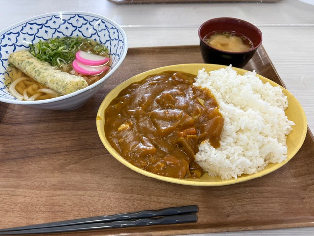 390円の社食。カレーライス、うどん、味噌汁と大満足なメニューが話題／ちゃんくさん（@Wang_chank）提供