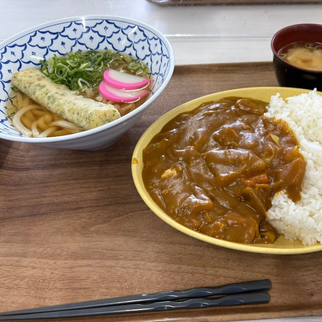 390円の社食。カレーライス、うどん、味噌汁と大満足なメニューが話題／ちゃんくさん（@Wang_chank）提供