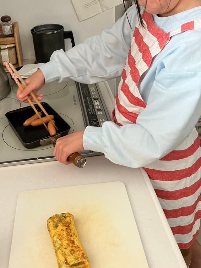 別の日にウインナーを焼く娘の様子／はるぴんさん（@akarin33）提供