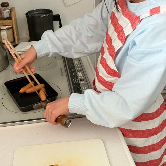 別の日にウインナーを焼く娘の様子／はるぴんさん（@akarin33）提供