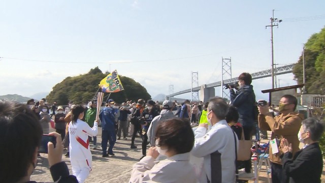 香川県の聖火リレーは18日が最終日、瀬戸大橋の橋脚の島などをランナーが走り抜ける