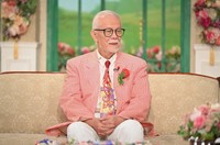 名曲「バラが咲いた」の裏話を披露するマイク眞木さん