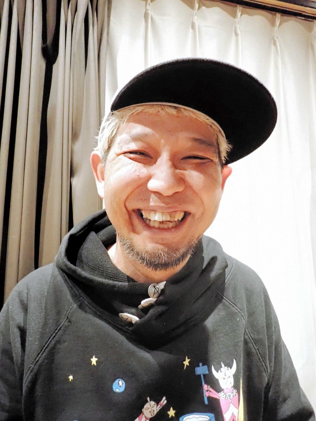 サカイ引越センターのＣＭソングを歌っている井上ヤスオバーガー＝東京・幡ヶ谷３６°５