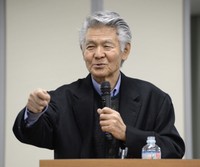 2012年、穏やかな表情で講演を行う菅原文太さん＝都内