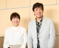 野口五郎（右）と岩崎宏美＝2023年