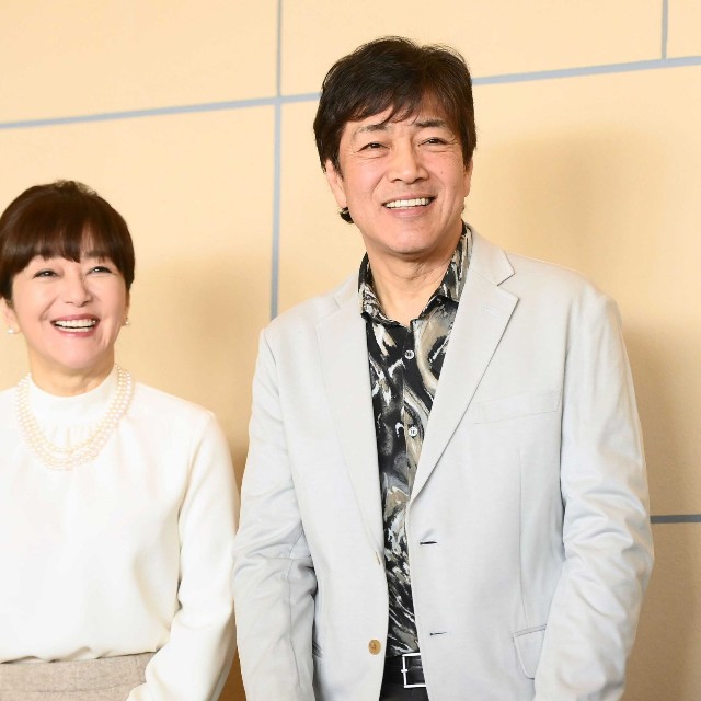 野口五郎（右）と岩崎宏美＝2023年