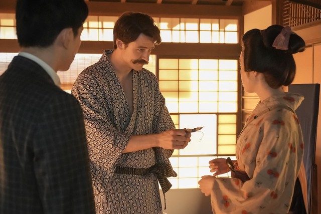 「ヘブンクイズ」で、ヘブンの大切にしたいことを尊重してくれたトキに「優勝商品」のヴードゥー人形を渡すヘブン　(C)NHK