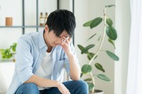 考える男性※画像はイメージです（pain au chocolat/stock.adobe.com）