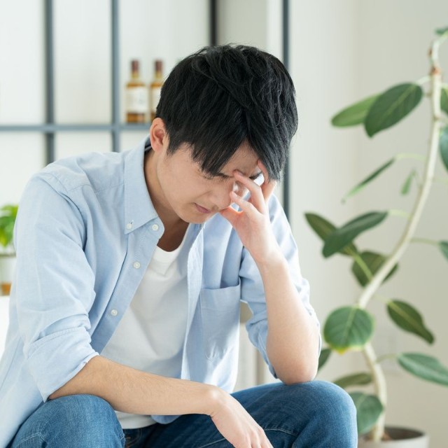 考える男性※画像はイメージです（pain au chocolat/stock.adobe.com）