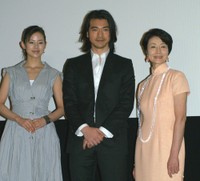 金城武さん（中央）と小西真奈美さん（左）、富司純子さん（2008年撮影）