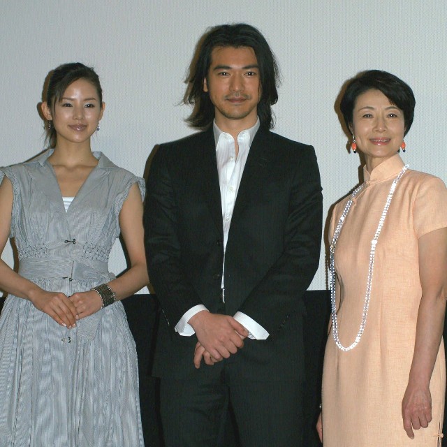 金城武さん（中央）と小西真奈美さん（左）、富司純子さん（2008年撮影）
