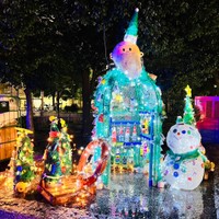天神中央公園（福岡市）に飾られているグリーンサンタとクリスマスツリー、雪だるま（イドベタ提供）