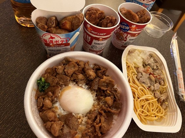 コンビニ飯でもこの豪華さ ※ぽにょさん提供