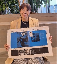 新刊著書「ウルトラQ はじまりの深層」の色校を手にする女優・桜井浩子＝都内
