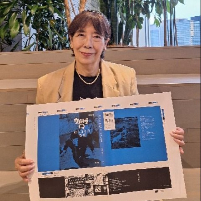 新刊著書「ウルトラQ はじまりの深層」の色校を手にする女優・桜井浩子＝都内