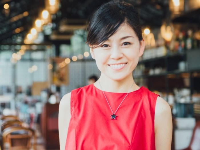 ペンダントをかける舞坂さん　大事な思い出と共に　（上村雄高　撮影）