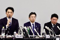 神戸市内で会見した（左から）兵庫県議の増山誠氏、岸口実氏、白井孝明県議