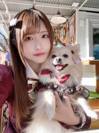 愛犬と写真に収まるすみれおじさん