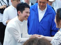 集まった聴衆と握手する蓮舫氏＝東京・自由が丘駅前