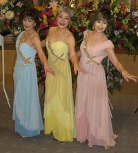 スパーク3人娘として結成50周年を迎えた（左から）伊東ゆかり、中尾ミエ、園まりさん＝2012年