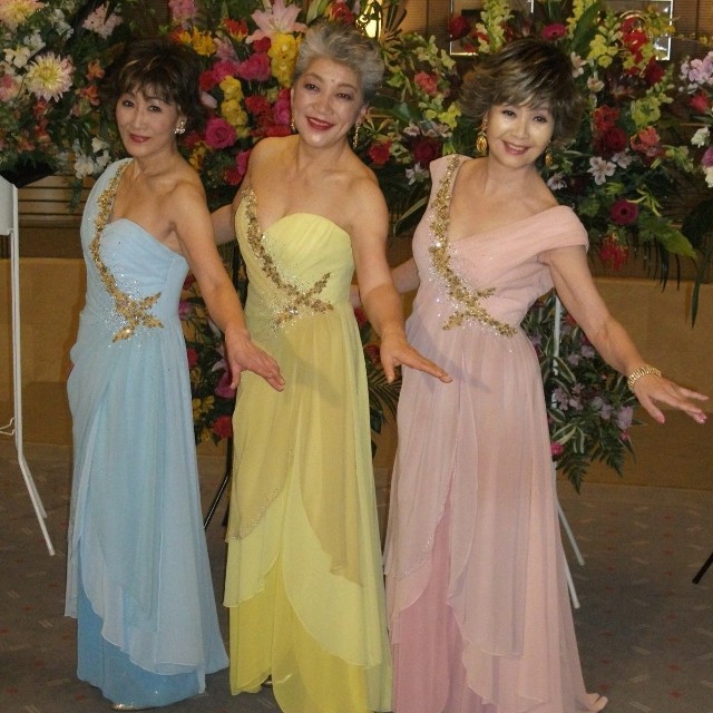 スパーク3人娘として結成50周年を迎えた（左から）伊東ゆかり、中尾ミエ、園まりさん＝2012年