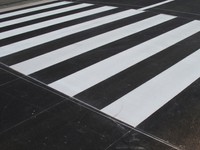  横断歩道のイメージ（Paylessimages/stock.adobe.com）