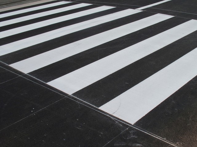  横断歩道のイメージ（Paylessimages/stock.adobe.com）