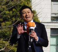 演説する参政党・神谷宗幣代表＝東京駅前