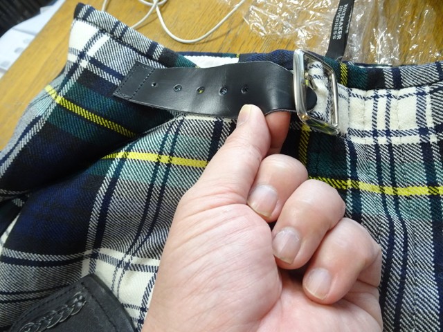 キルトのベルト。あらかじめ、ウエスト部分に装着されている＝都内の日本スコットランド協会