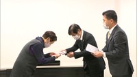 葬儀会社と地方銀行が岡山市ママさんバレーボール連盟に寄付金贈る