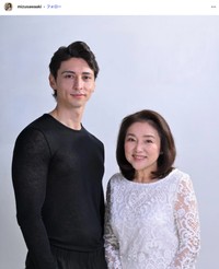 水沢アキさん「俳優の息子ジュリアンがアメリカから20年ぶりに戻って来ました」（水沢アキさんのインスタグラムから）