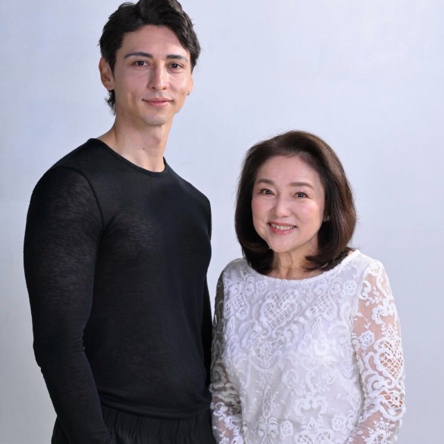 水沢アキさん「俳優の息子ジュリアンがアメリカから20年ぶりに戻って来ました」（水沢アキさんのインスタグラムから）