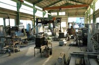 伊藤石材工業の研磨作業場