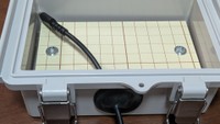 USBケーブルを通す