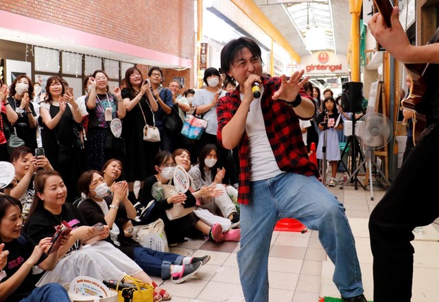 目を閉じればまるで本人そのものの歌声で沸かせる