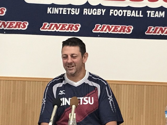 会見で笑顔を見せるトンプソン・ルーク