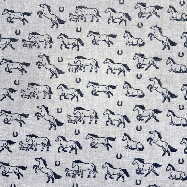 生まれてくる笏本さんのお子さん向けに職人がガーゼを作ろうとしたところ、肌触りの良さに感激。そこからダブルガーゼハンカチが誕生した（笏本達宏さん提供）