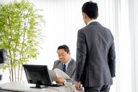 上司の席まで挨拶に行く社員　※画像はイメージです（ponta1414/stock.adobe.com）