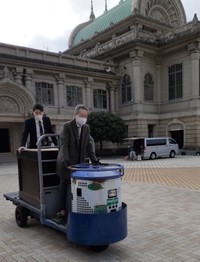 築地本願寺の境内を走るターレ。落語会準備のため高座を運んでいるそうです（提供動画から）
