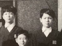 小学校の卒業アルバムで並ぶ増谷さん（右）と渡辺さん（左）＝株式会社プレーン提供